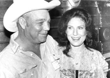 Was Loretta Lynn Married To Johnny Cash?