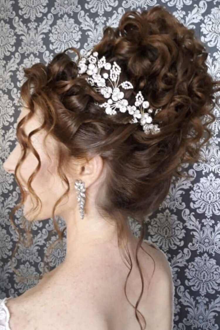 25 Stunning Dama Hairstyles For Quinceañeras To Shine Bright