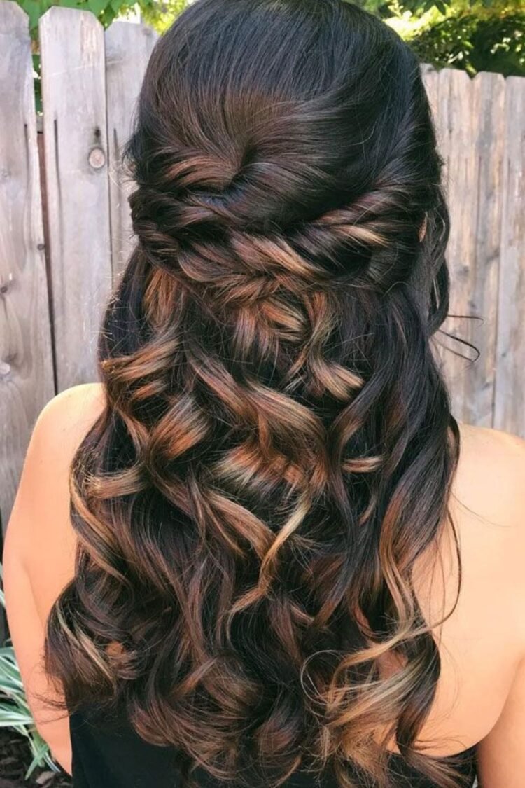 25 Stunning Dama Hairstyles For Quinceañeras To Shine Bright