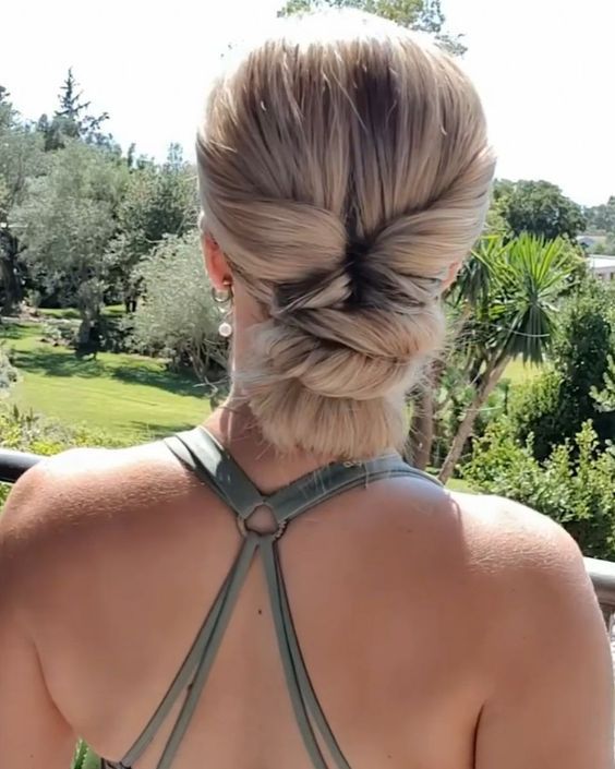 Low-Knotted Bun: Nautical Chic 