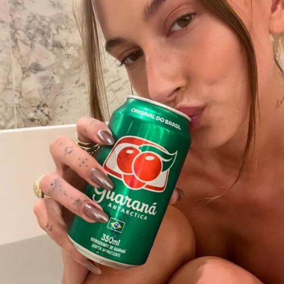 Hailey Bieber’s Chocolate Glazed Manicure