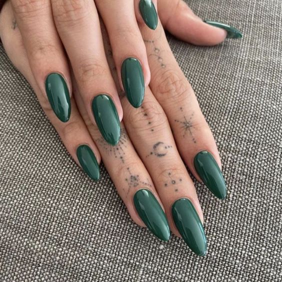 Hailey Bieber's Emerald Black Nails