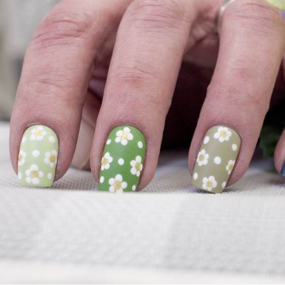 Monochromatic Daisy Nails