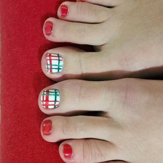 Red and Green Plaid Toenails