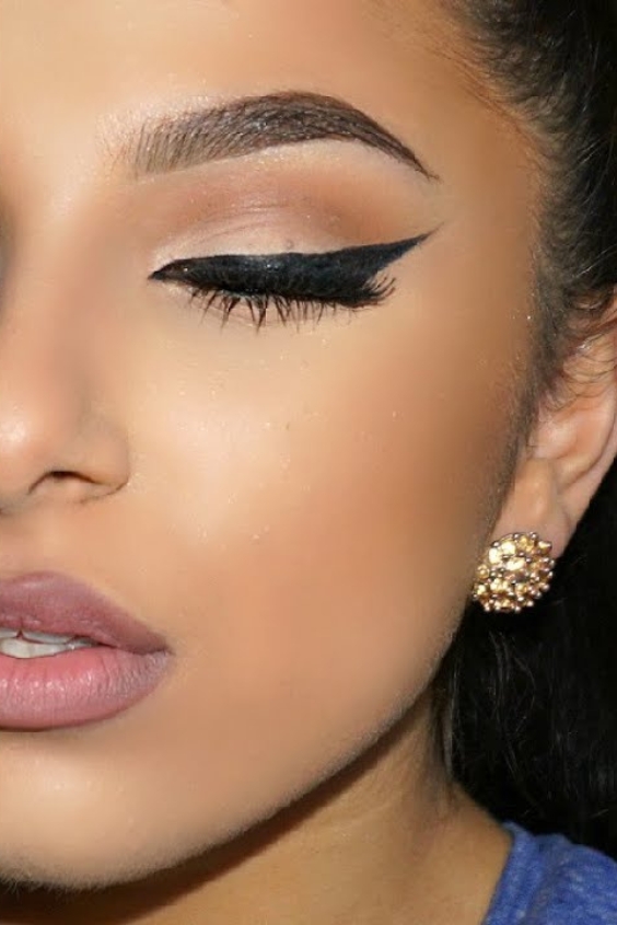 Soft Winged Eye with Bold Brows 