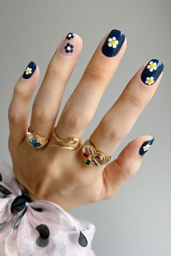 Floral Nail Art For Graduation 