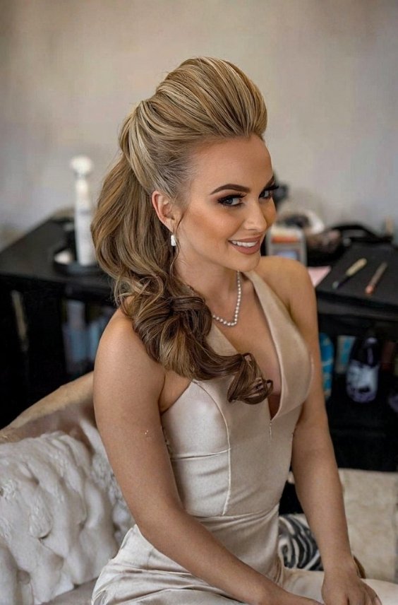 Big Bouffant Half-Up Hairstyle With Curls