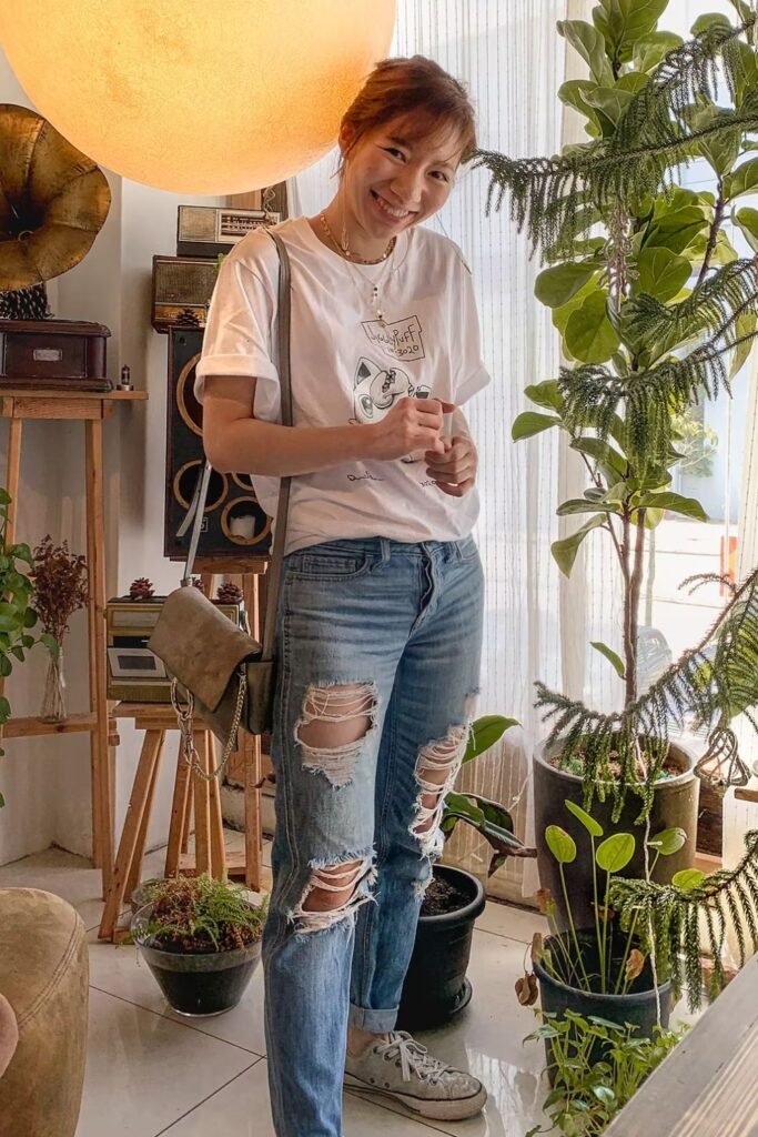 Boyfriend Jeans + Sneakers Variation