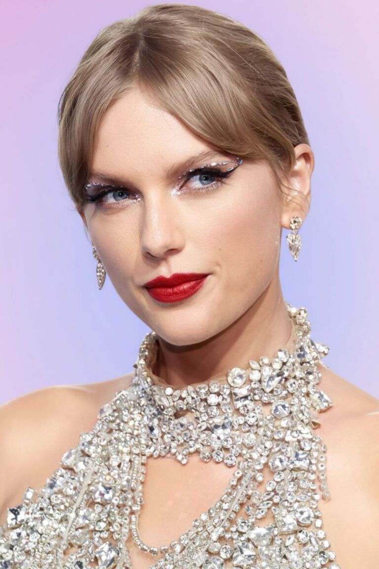 23 Christmas Makeup Looks That Add Glam to Your Holiday Style