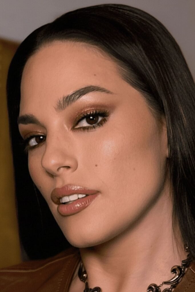 Shimmering Light Brown Grunge Makeup Look