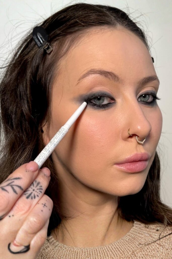 Simple Grunge Makeup with Smudged Eyeliner