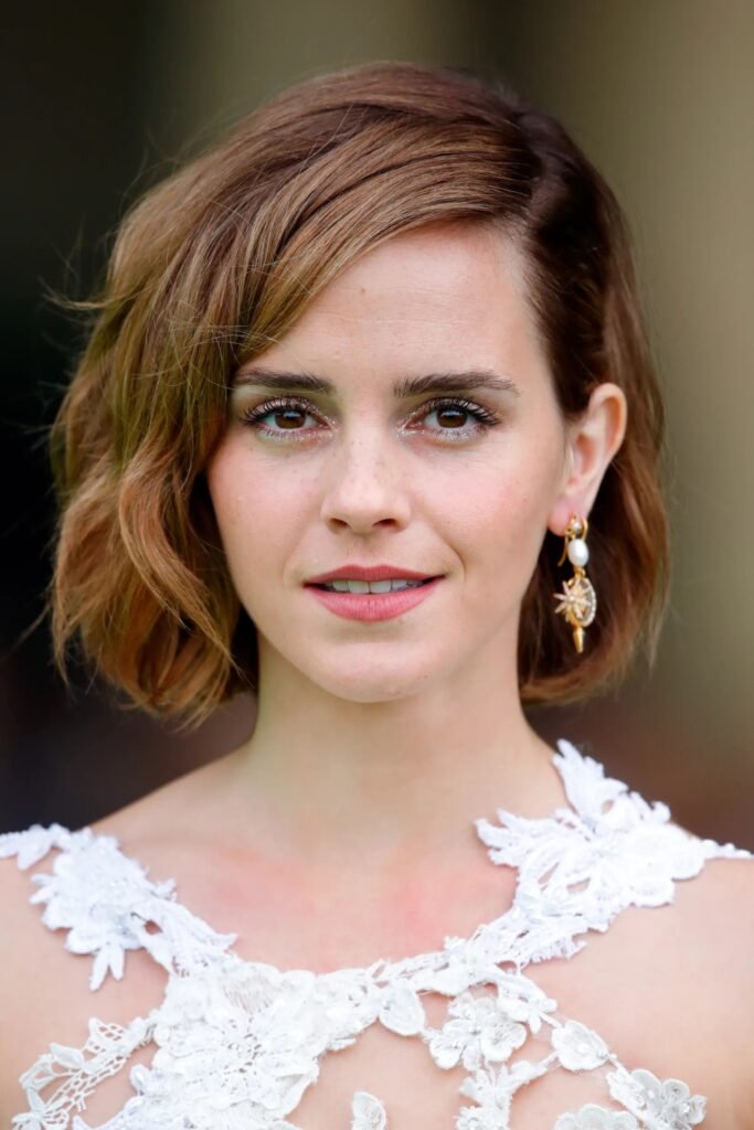 Woman with a wavy bob in warm brown
