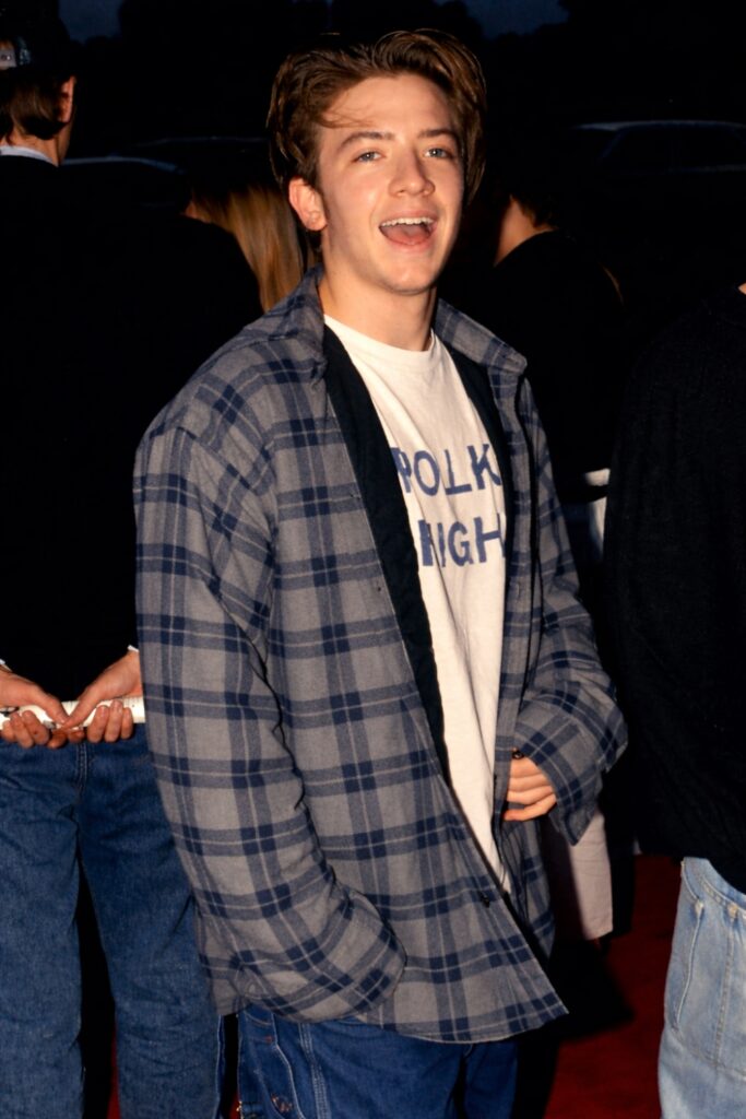 Parisian men's style: Oversized Graphic Tees and Flannel