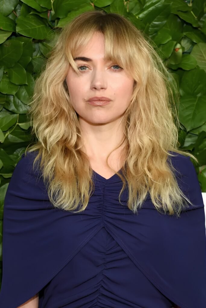 Feathered blonde layers flicked away from the face
