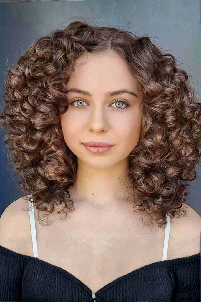 Voluminous Shoulder-Grazing Curly Cut