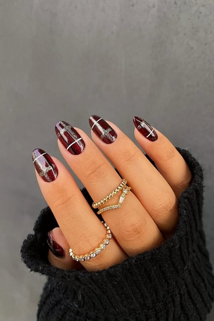Short chocolate brown plaid nails with gold rings