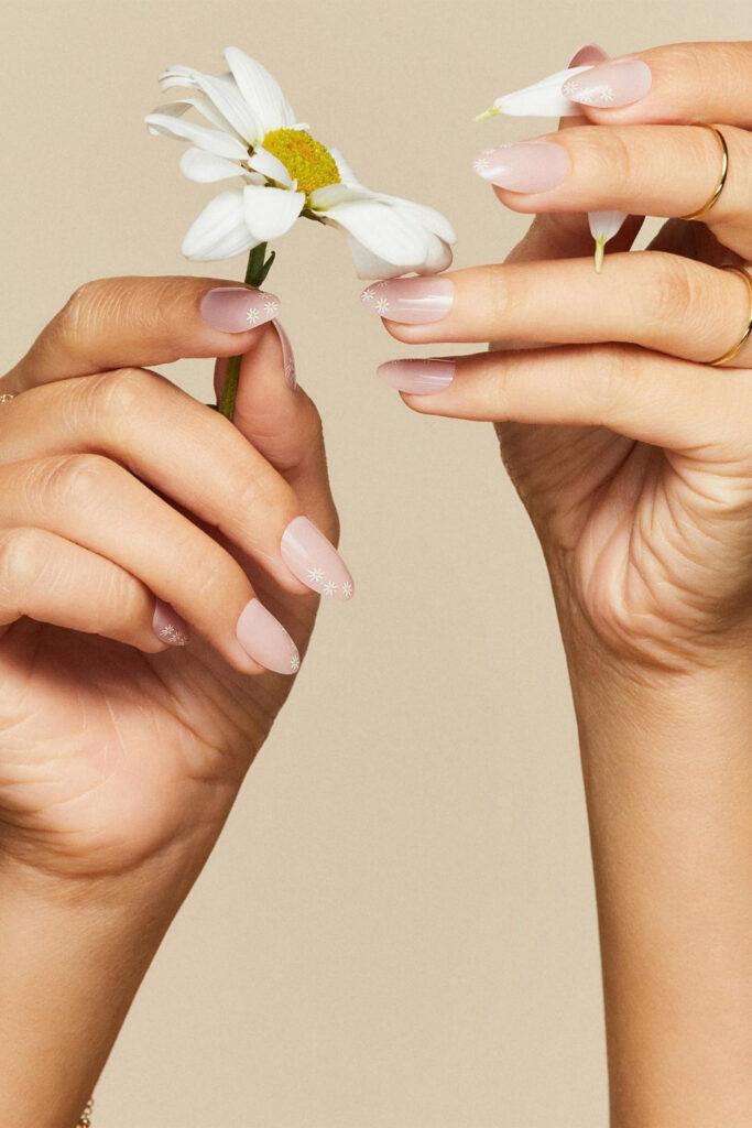 Press-on nails: Mani Muse All Damn Daisy