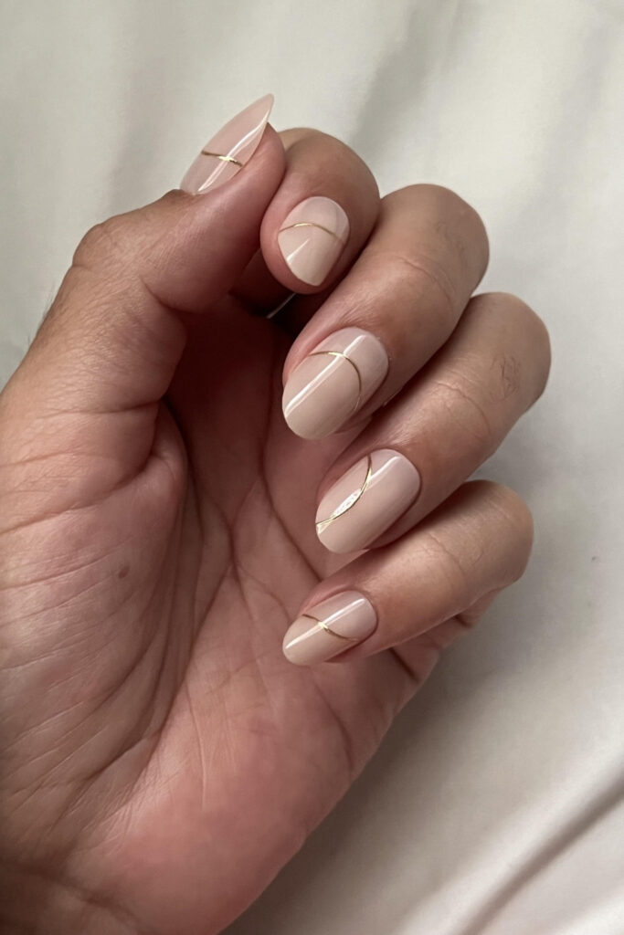 Press-on nails: Mani Muse Half Past Nude
