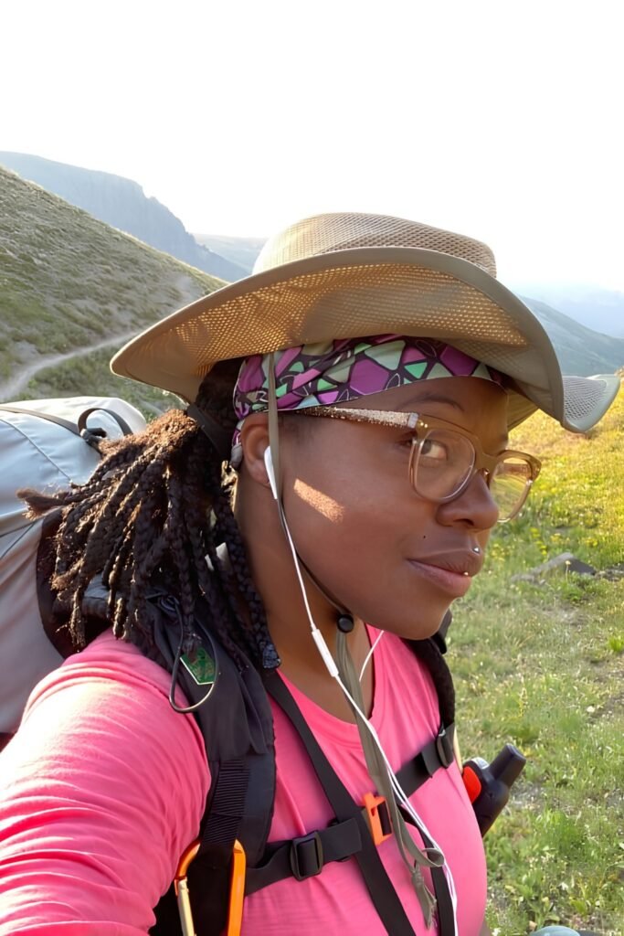 Flat Twists Under a Brim