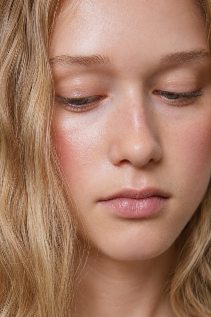 Glossy lid on bare eyes