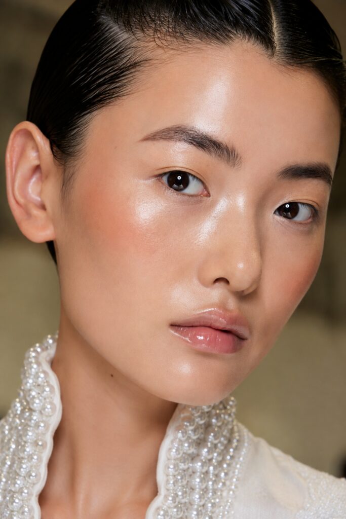 Glowing makeup on dry skin