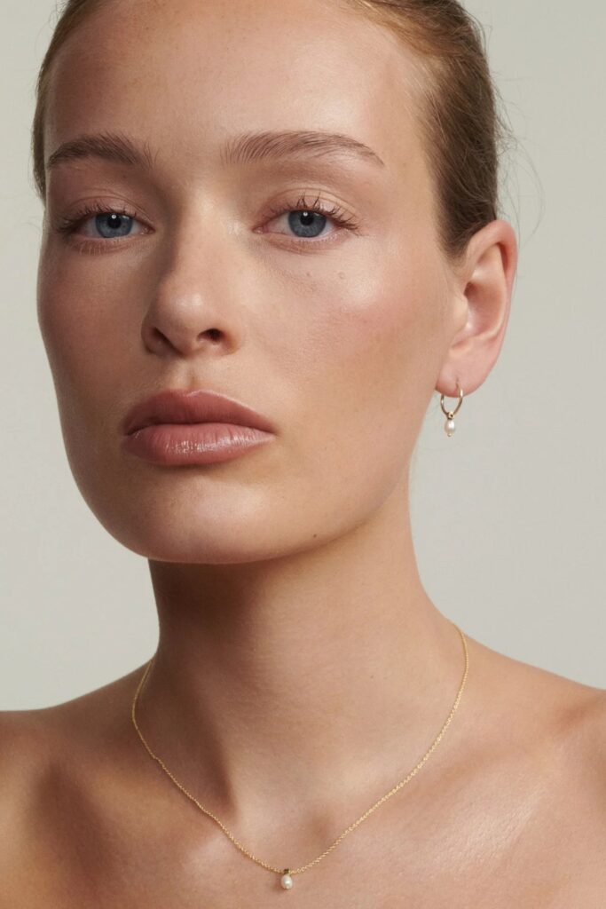Pearl jewellery with a soft outfit