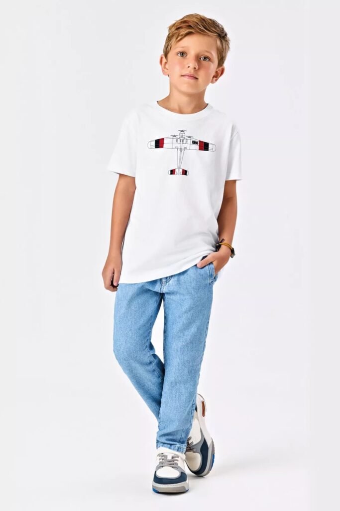 T-Shirt, Jeans and Trainers