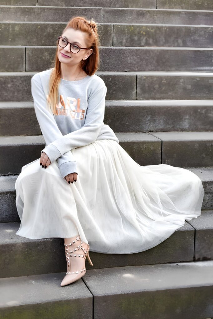 Tulle midi skirt with a sweatshirt
