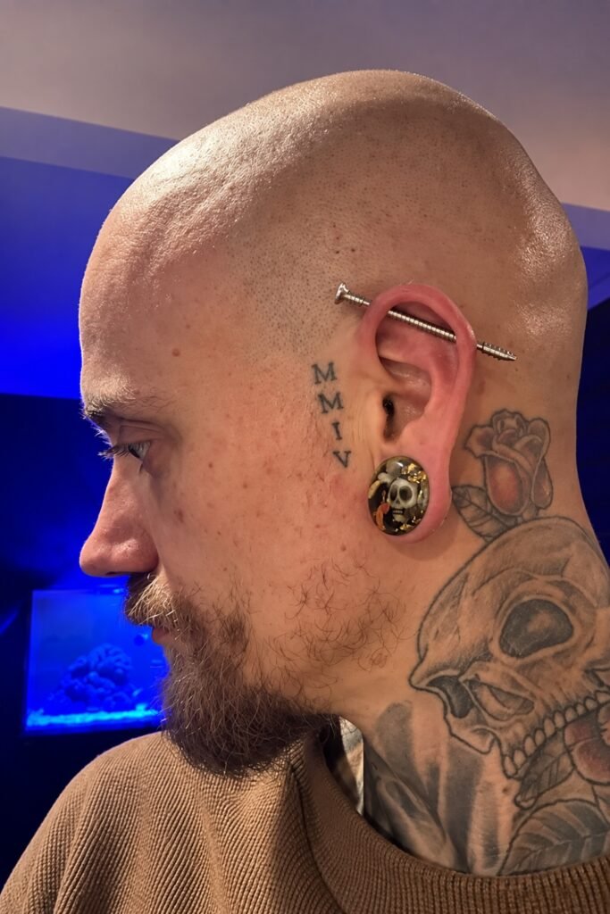 Industrial bar through the upper ear