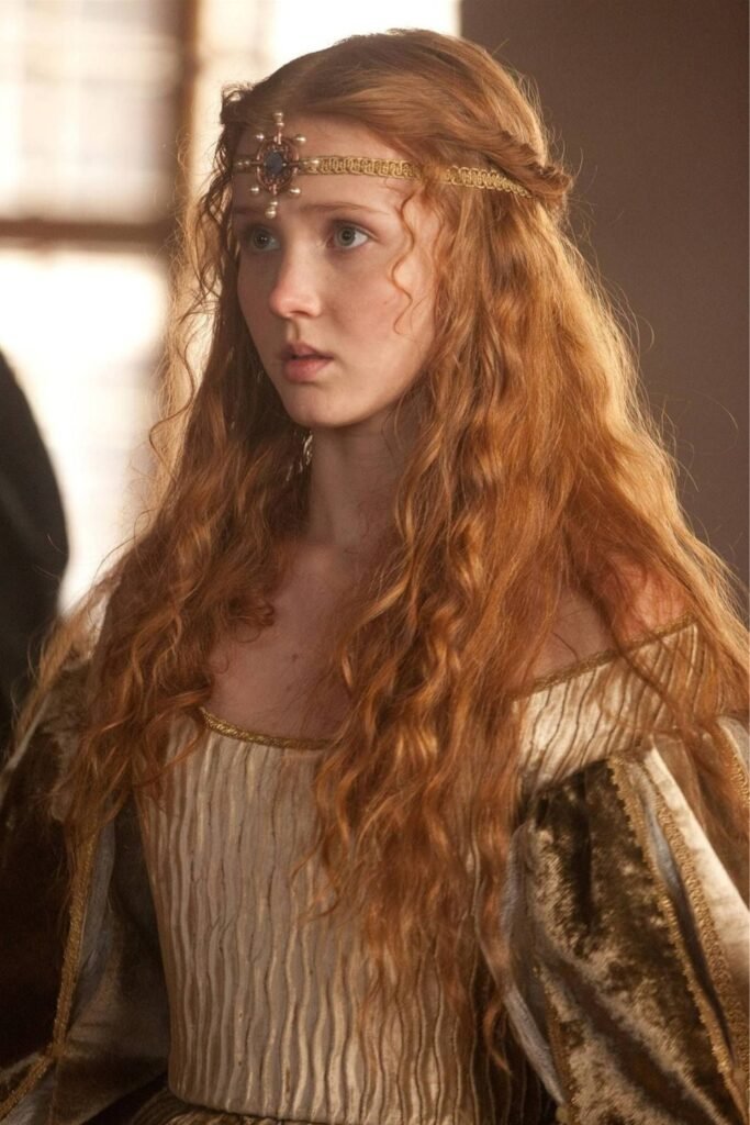 Long copper waves worn with a gold circlet
