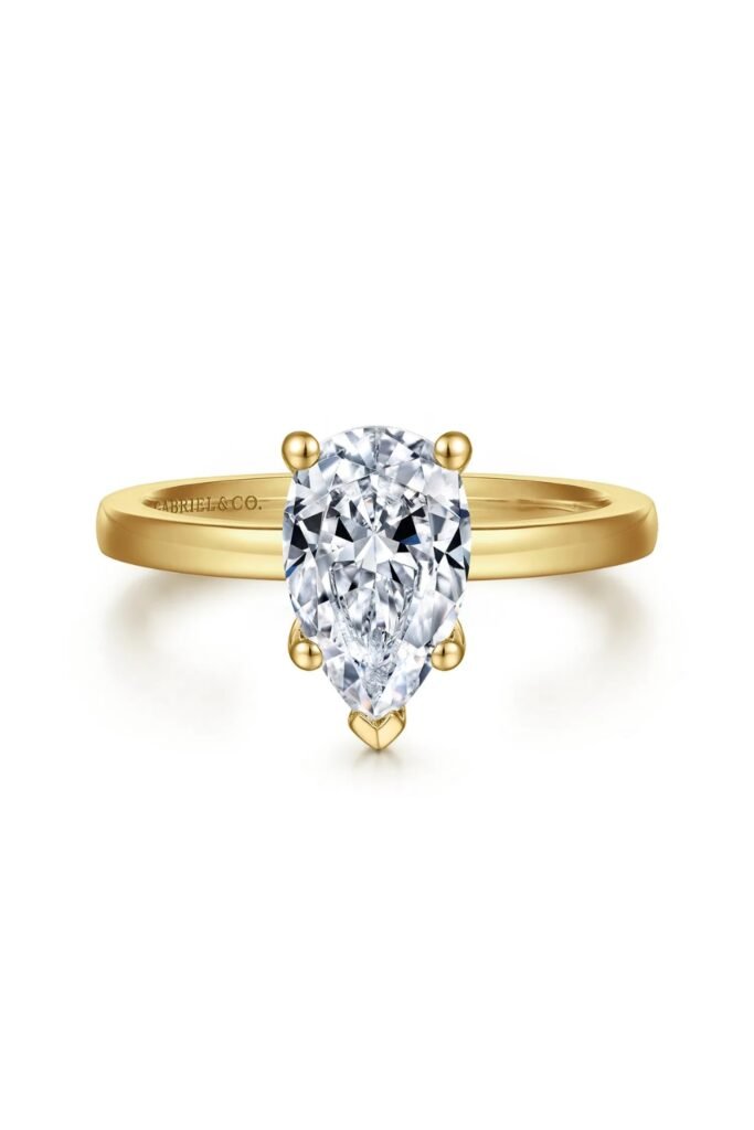 Pear-shaped diamond on a gold band