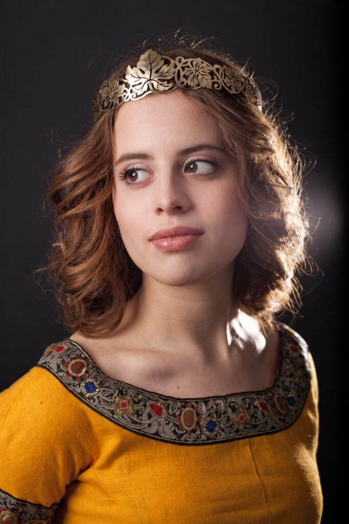 Short wavy bob with a metal circlet