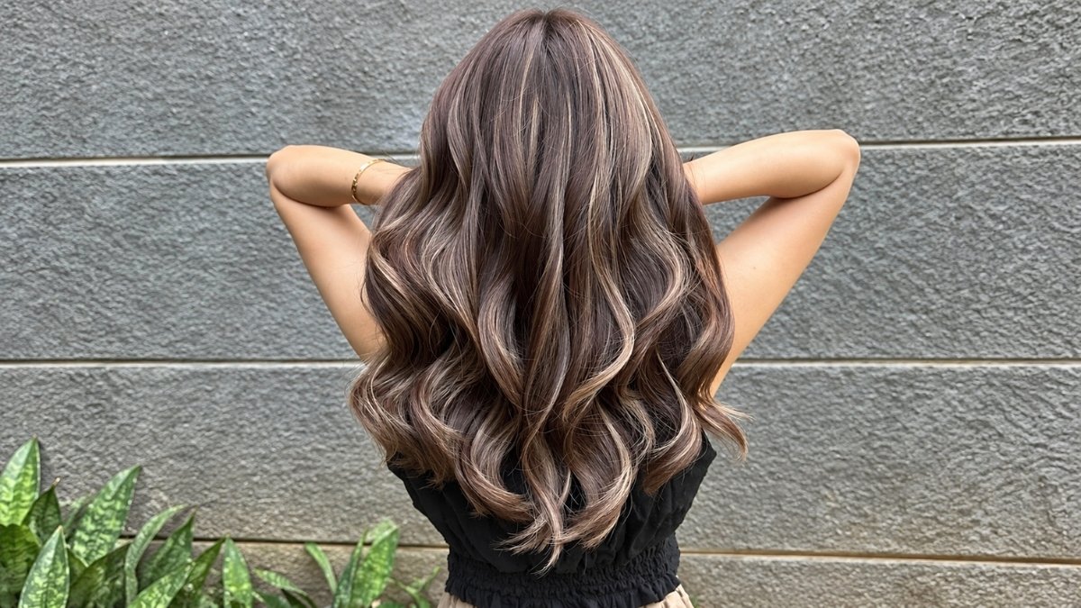 Milk Tea Hair with Black Roots Ideas for Women