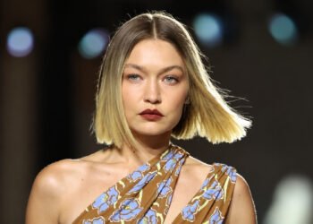 Sleek Blunt Lob Styles